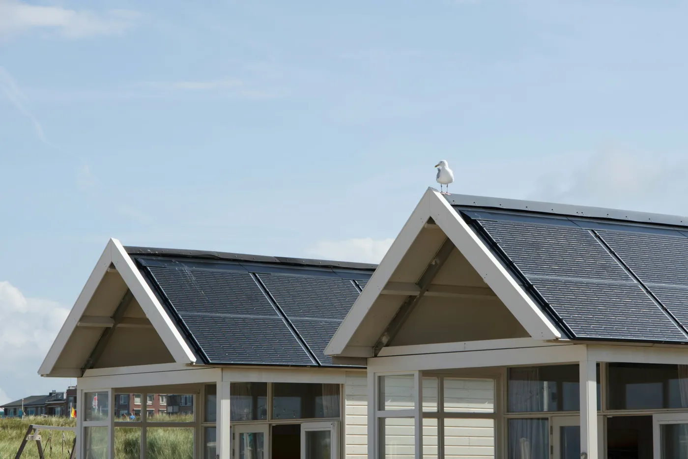 Zwei kleine Giebelhäuser mit vollflächig schwarzen Solarmodulen auf den Dächern (Dörrenbach, Landkreis Südliche Weinstraße)