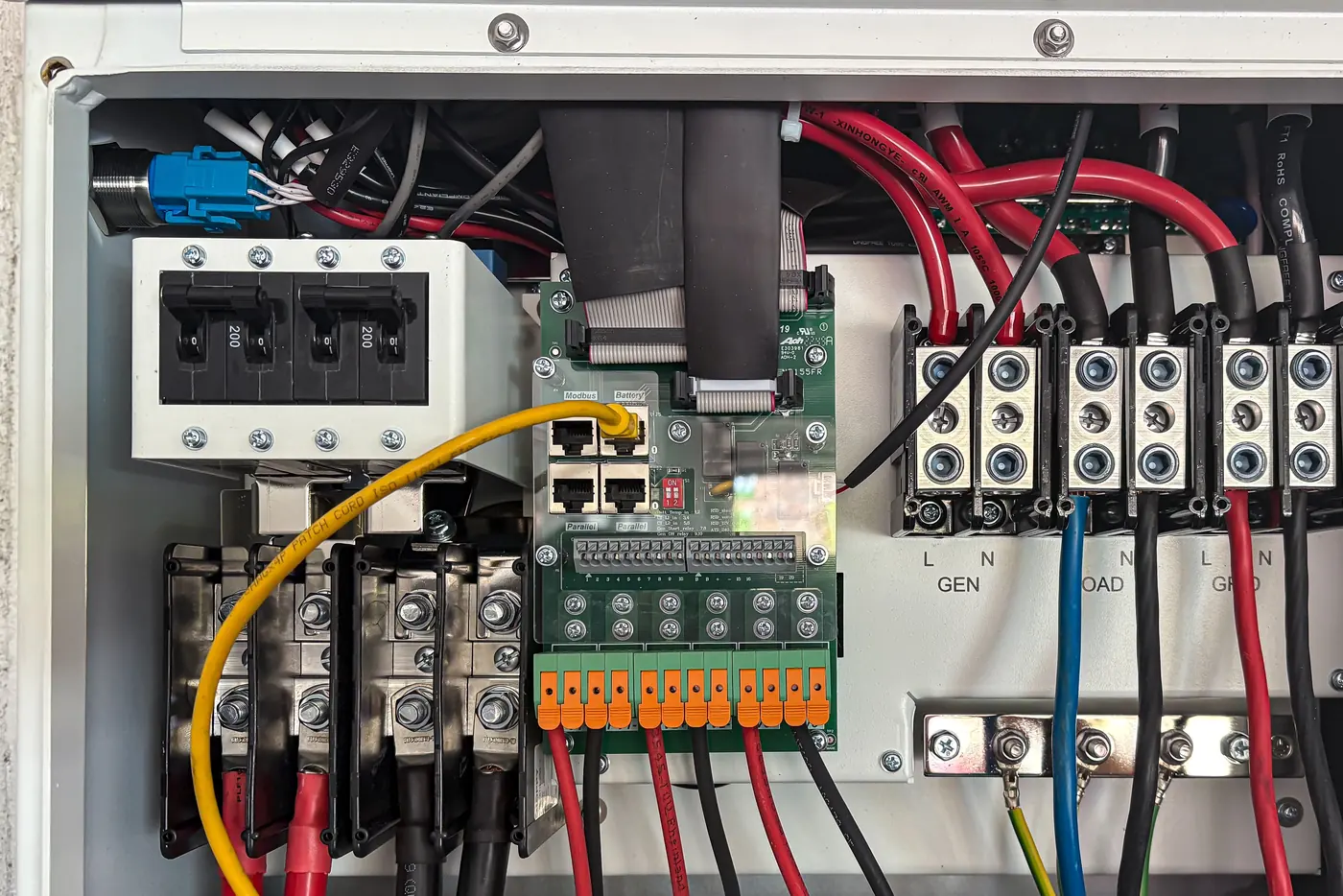 Geöffneter Anschlussraum eines Hybrid-Wechselrichters mit Kabeln, Klemmen und Schutzschaltern (Hochkirch, Landkreis Bautzen)