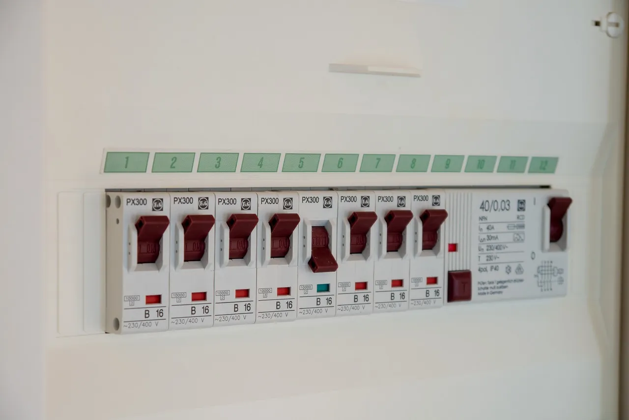 Reihe von Leitungsschutzschaltern mit roten Hebeln und nummerierten Feldern im Sicherungskasten (Hartheim, Landkreis Breisgau-Hochschwarzwald)